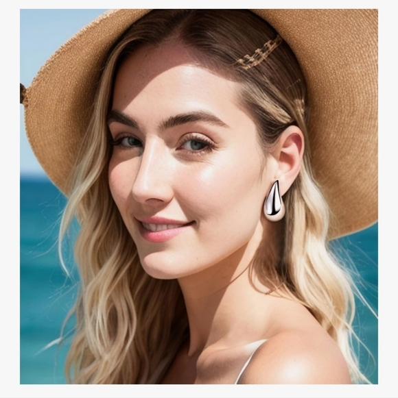 Chic Silver Teardrop Earrings - Picture 3 of 5